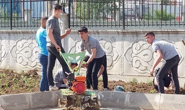 İzmirli Gençler İyilik Hareketi Başlattı