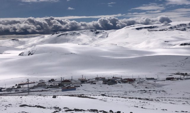 Kars’ta evler kar altında kaldı