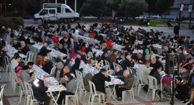 Karşıyaka’da Ramazan bereketi iftar sofralarına taşındı