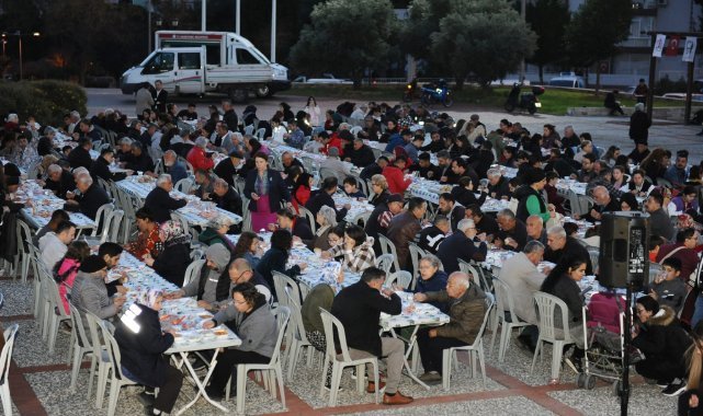 Karşıyaka’da Ramazan bereketi iftar sofralarına taşındı
