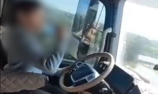 Küçük çocuğuna tır kullandıran baba marifetmiş gibi o anları paylaştı