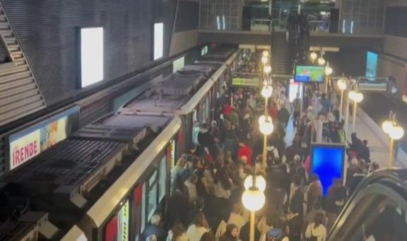 Metro kapılarını tekmeleyip makinisti dövmeye kalktılar