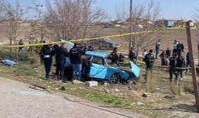 Otobüs durağında bekleyenlere otomobil çarptı