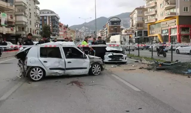 Otomobil karşı şeride geçerek 2 araca çarptı: 2 ölü, 3 yaralı