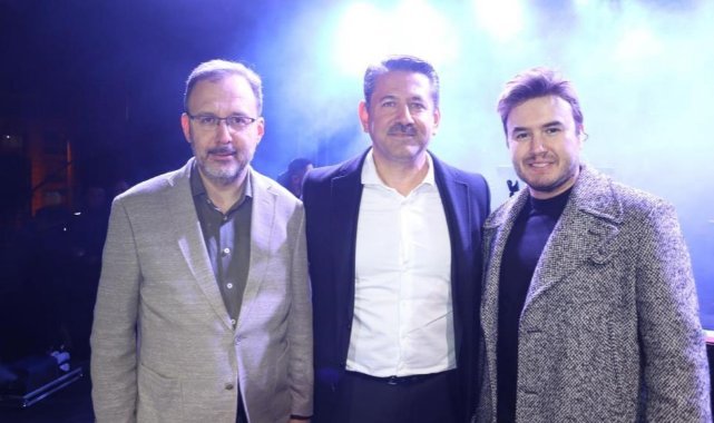 Sanatçı Mustafa Ceceli Kemalpaşalılarla buluştu