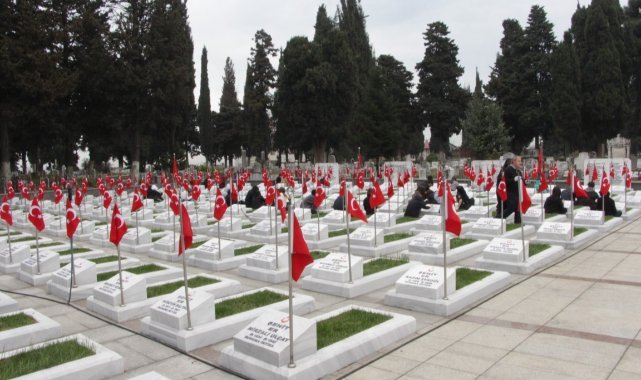 Şehit mezarları lise öğrencilerinin eli ile güzelleşiyor