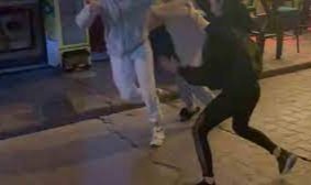 Taksim’de sevgilisini başkasıyla yakalayan kadın ortalığı birbirine kattı
