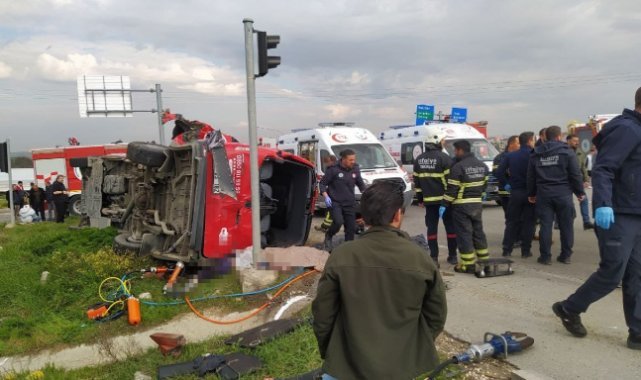 Tekirdağ’da tır, yolcu minibüsüne çarptı: Ortalık savaş alanına döndü