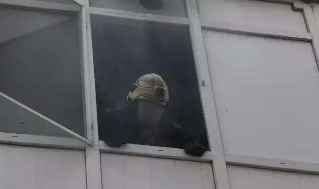 Yangında mahsur kalan anne ile oğlunu itfaiye kurtardı