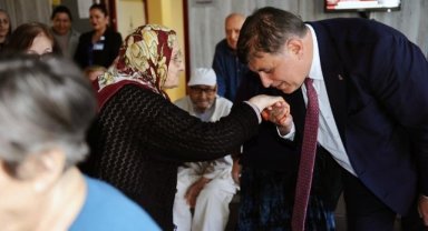 Başkan Tugay Huzurevi sakinlerinin elini öptü