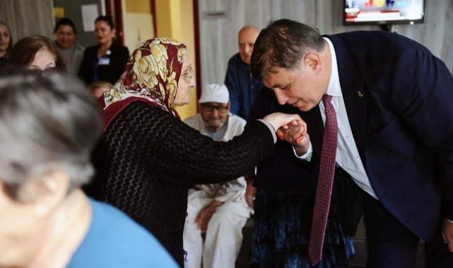 Başkan Tugay Huzurevi sakinlerinin elini öptü