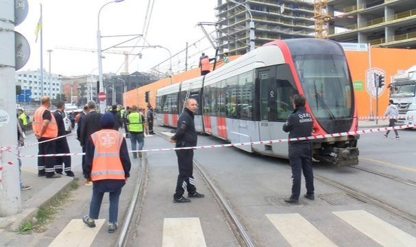 Fatih’te tramvay arızalandı, aksayan seferler nedeniyle yolcular raylardan yürüdü