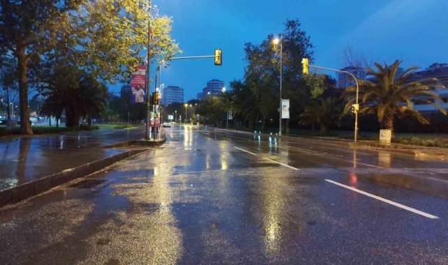 İstanbul’da sabah saatlerinde sağanak yağış etkili oldu