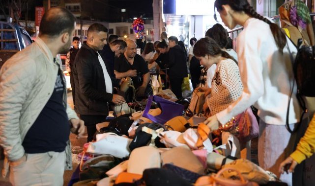 İzmir'de binlerce insan caddede kurulan tezgahlara akın etti
