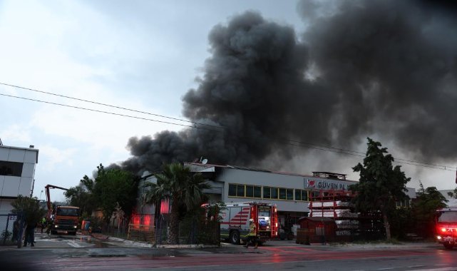 İzmir’de iki ayrı fabrikada çıkan yangın kontrol altında