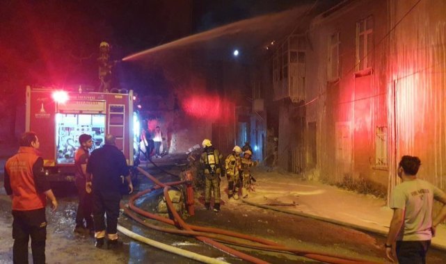 İzmir'de tekstil atölyesinde çıkan yangın, bitişikteki binaya da sıçradı