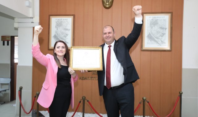 Muhtar Başkan Mazbatasını Aldı