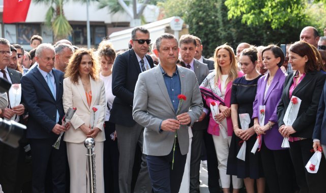 CHP Genel Başkanı Özel, Zübeyde Hanım’ın anıt mezarını ziyaret etti