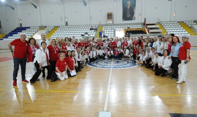 Karşıyaka Belediyesi 3. Yaş Üniversitesi’nden 8 madalya!