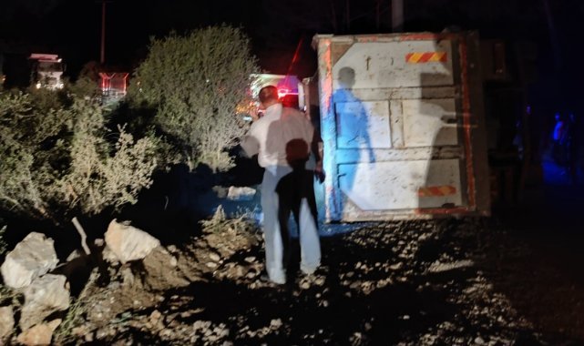 İzmir'de devrilen kamyonun sürücüsü hayatını kaybetti