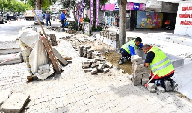 İzmir’de kaldırımlar yenileniyor: Bakım ve onarım çalışmaları yoğunlaştı