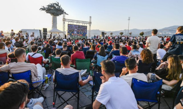 İzmirliler milli heyecanı  dev ekranların karşısında yaşadı