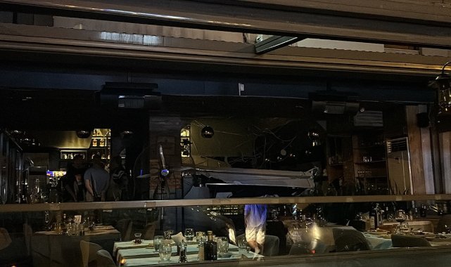 Kadıköy'de restoranın asma tavanının çöktü