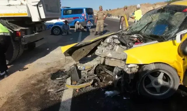 Kilis’te, kamyon ile taksi çarpıştı