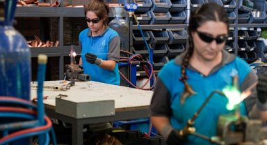 Meslek Fabrikası'ndan mezun olan kadın kaynakçılar işbaşı yaptı