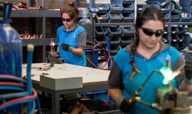 Meslek Fabrikası'ndan mezun olan kadın kaynakçılar işbaşı yaptı