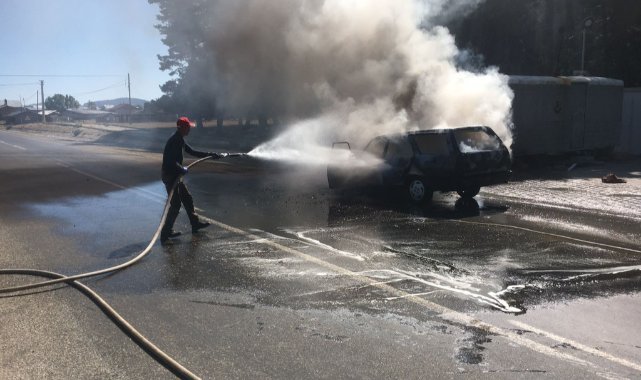Seyir halinde yanmaya başlayan otomobil hurdaya döndü