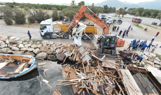 İnciraltı’nda kaçak iskele ve ahşap yapılar yıkıldı 