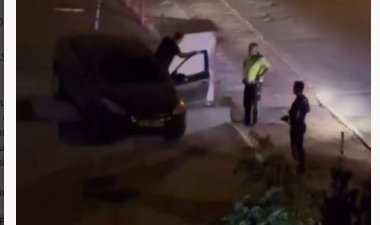 Pilot oldu ama, uçamayıp duvarda asılı kaldı