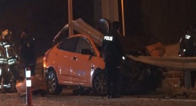 Ankara’da kontrolden çıkan taksi bariyerlere saplandı