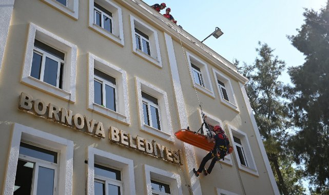 Bornova Belediyesi’nde yangın tatbikatı: Tahliye ve kurtarma çalışmaları gerçeğini aratmadı
