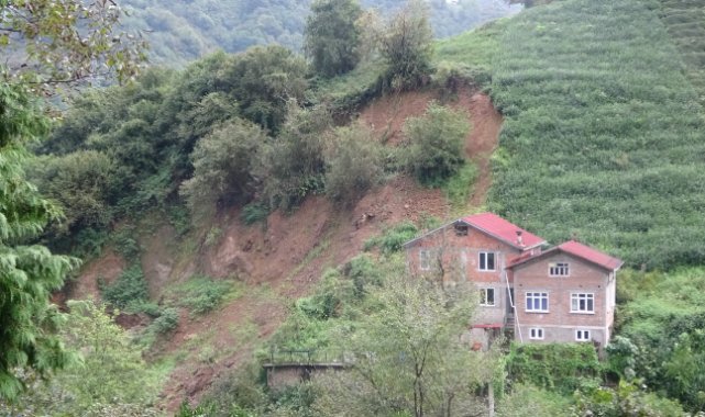 Heyelanda dev kayalar yolu kapattı, komşu inadı istinat duvarına izin vermedi