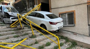 Hızla sokağa giren otomobil ortalığı yıkıp geçti