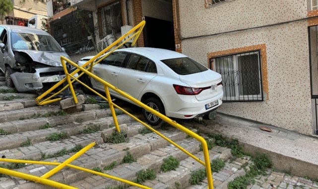 Hızla sokağa giren otomobil ortalığı yıkıp geçti