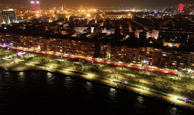 İzmir’de en büyük bayrama en görkemli kutlama: Dev Türk bayraklı kortej, fener alayı ve törenler