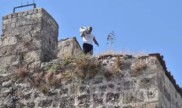 Kaçırıldığını iddia ettiği oğlunun bulunması için tarihi burca çıktı