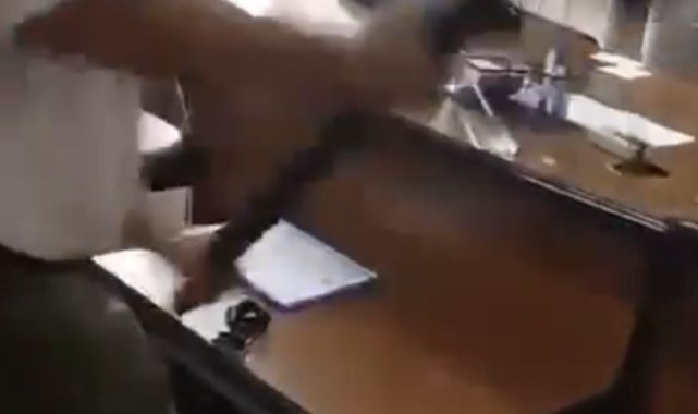 Öfkelendi, müdür odasına balyozla dalıp masayı parçaladı