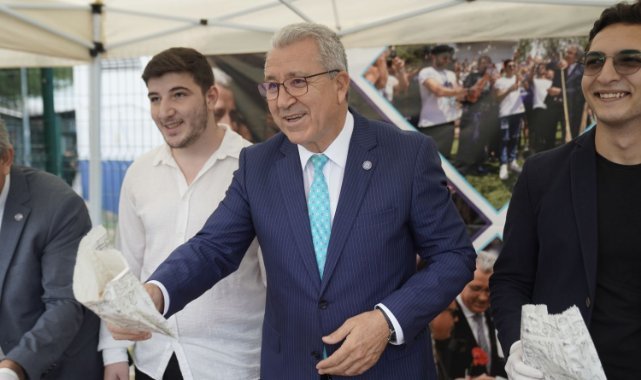 Rektör Prof. Dr. Budak,  öğrencileri çay, gevrek ve boyozla karşıladı