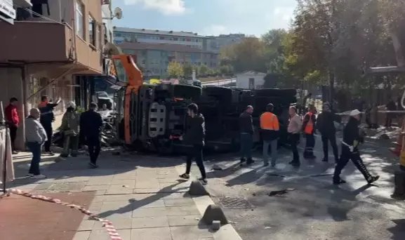 Bayrampaşa'da yol bakım aracı 8 araca çarptı