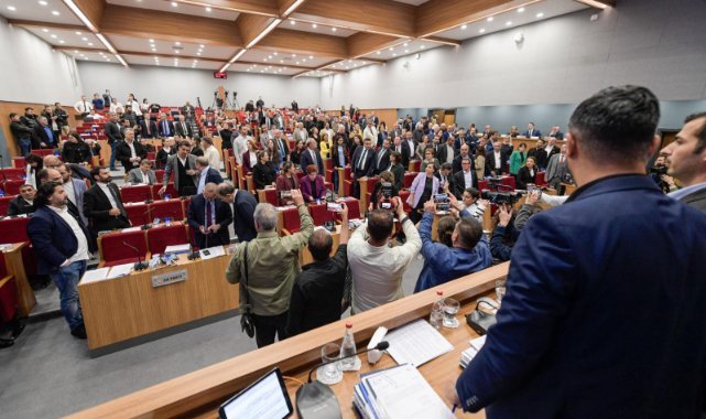 Büyükşehir meclisinde kadınlardan Aydemir protestosu