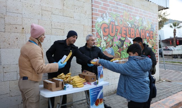 Güzelbahçe Belediyesi Okullara Süt ve Simit Dağıtımını Büyütüyor