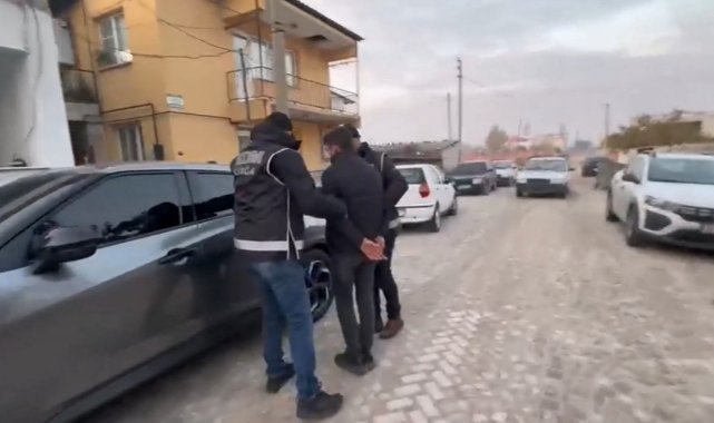 İzmir'de silah kaçakçılığı ve uyuşturucu operasyonu: 4 gözaltı