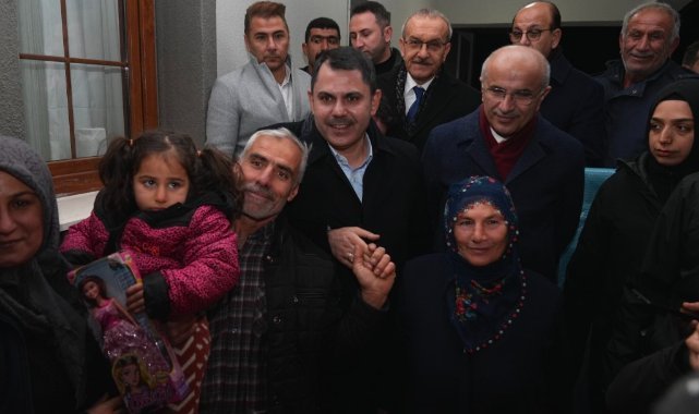 Bakan Kurum’dan köy evlerine taşınan depremzede aileye ziyaret
