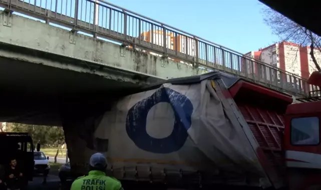 Bakırköy'de kamyon alt geçide sıkıştı; sürücüye para cezası kesildi