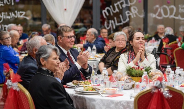 Başkan Tugay huzurevi sakinleri ile bir araya geldi
