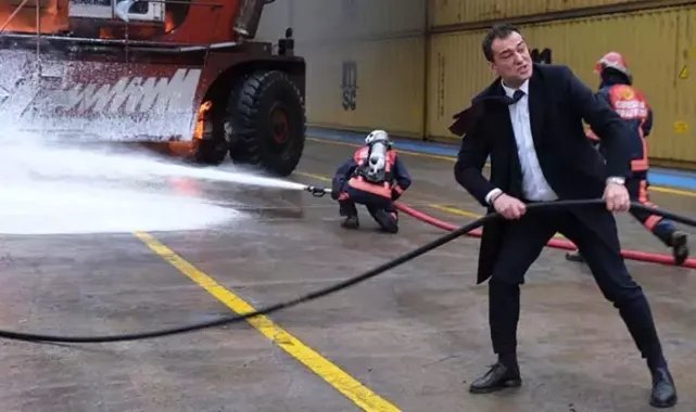 Belediye başkanı, yangına itfaiye ekipleriyle birlikte müdahale etti